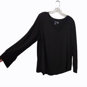 Terra & Sky Women's Black V-Neck Top